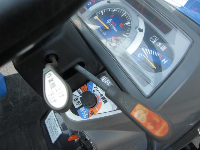 トラクター TH205-QA14VD   フル装備　！　ハンドル切るだけIQターンでらくらく作業　！ 写真５