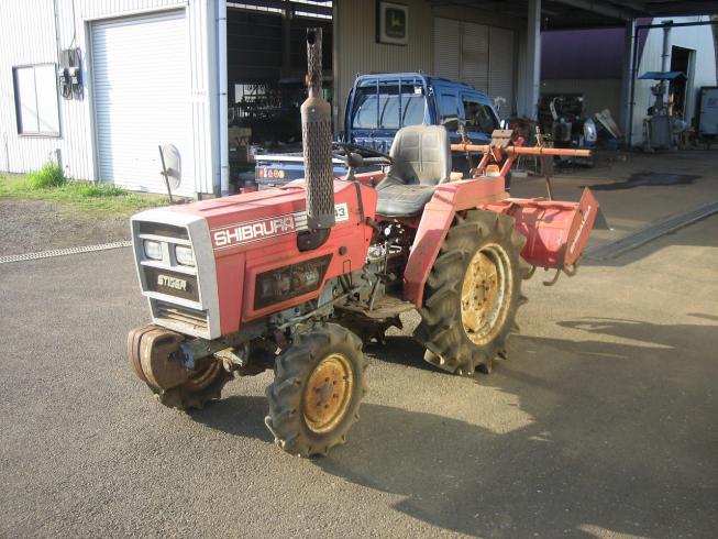 シバウラ トラクター 写真