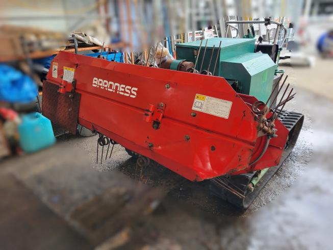バロネス 自走式集草機 写真