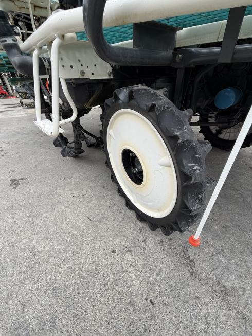 田植機 ZP65NF側状施肥/箱まき/こまき/ダブルタイヤ 写真６