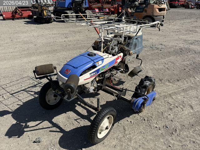 イセキ ナウウェルナナ 写真