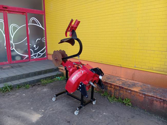 富士トレーラー プロペラ溝堀機 写真