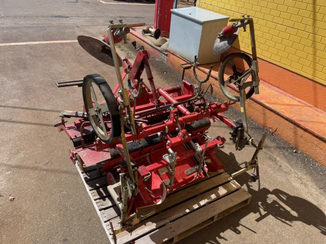 鋤柄農機 平高成形機(同時マルチセット) 写真