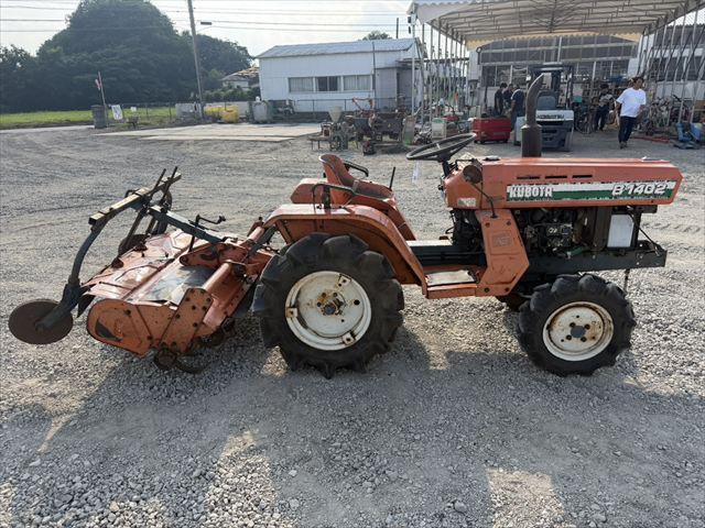 トラクター B1402 写真２