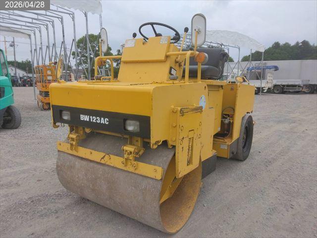 BOMAG 振動ローラー ロー 写真
