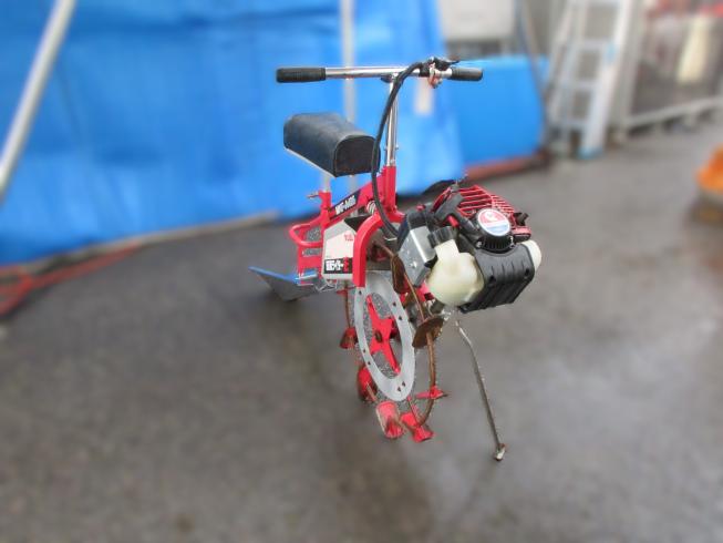 丸山 乗用溝切機 写真